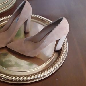Steve Madden size 9 Gold suede pumps